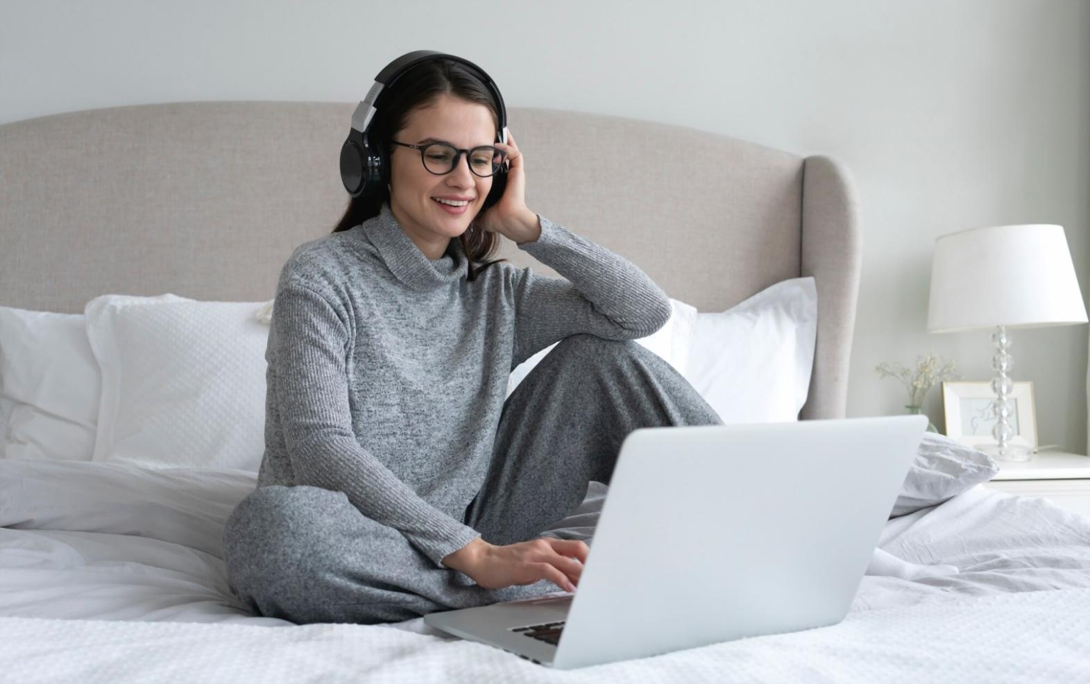 Detaillierte Finanzberichte und Analysedokumente auf einem Schreibtisch mit Laptop